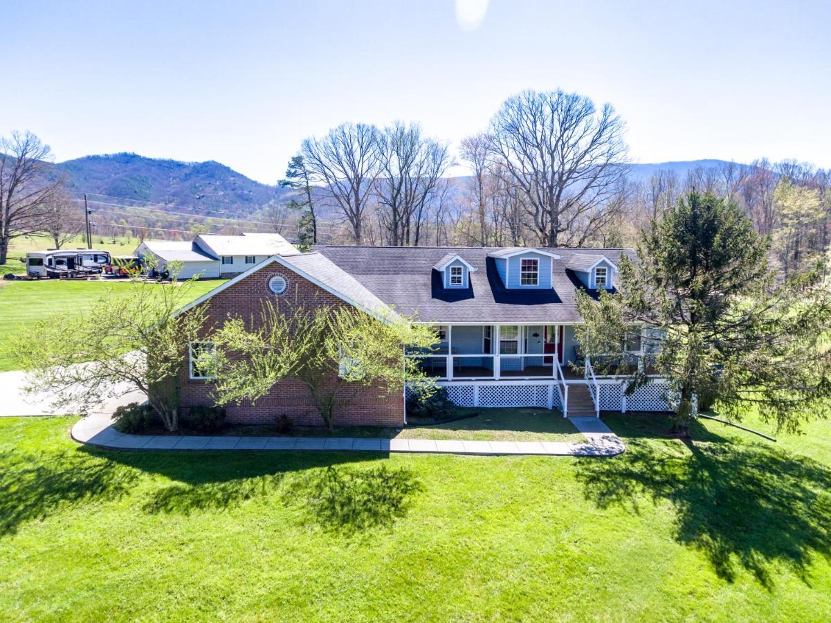 Bears Valley Inn - Great Location! - Peaceful, Children And Dog Friendly Retreat - Less Than 15 Min To All Attractions - Private Pool Club & Fishing Hole - Game Room With Tv 塞维尔维尔 外观 照片