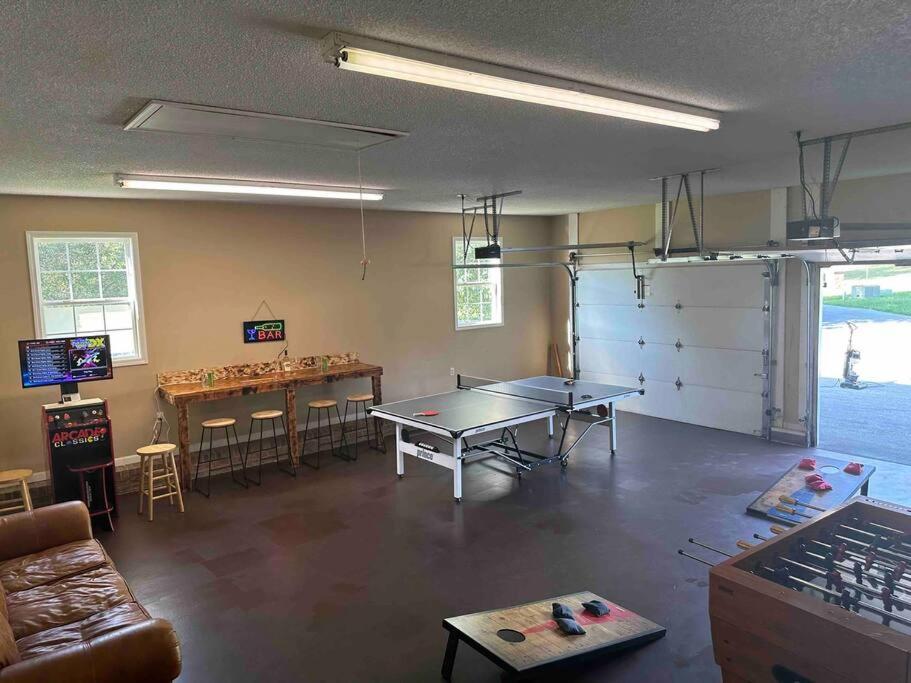 Bears Valley Inn - Great Location! - Peaceful, Children And Dog Friendly Retreat - Less Than 15 Min To All Attractions - Private Pool Club & Fishing Hole - Game Room With Tv 塞维尔维尔 外观 照片