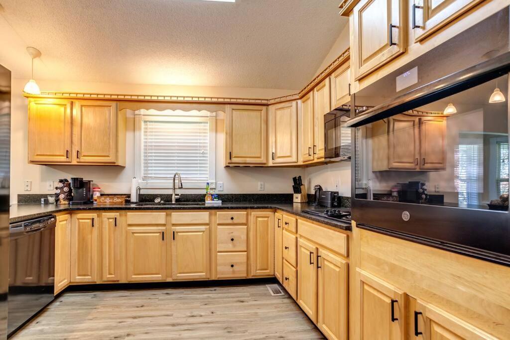 Bears Valley Inn - Great Location! - Peaceful, Children And Dog Friendly Retreat - Less Than 15 Min To All Attractions - Private Pool Club & Fishing Hole - Game Room With Tv 塞维尔维尔 外观 照片