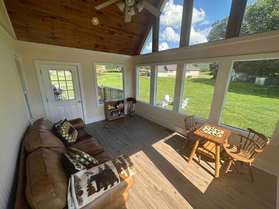Bears Valley Inn - Great Location! - Peaceful, Children And Dog Friendly Retreat - Less Than 15 Min To All Attractions - Private Pool Club & Fishing Hole - Game Room With Tv 塞维尔维尔 外观 照片